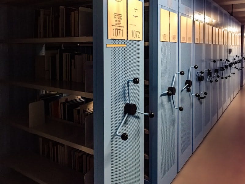 Movable shelves in an archive